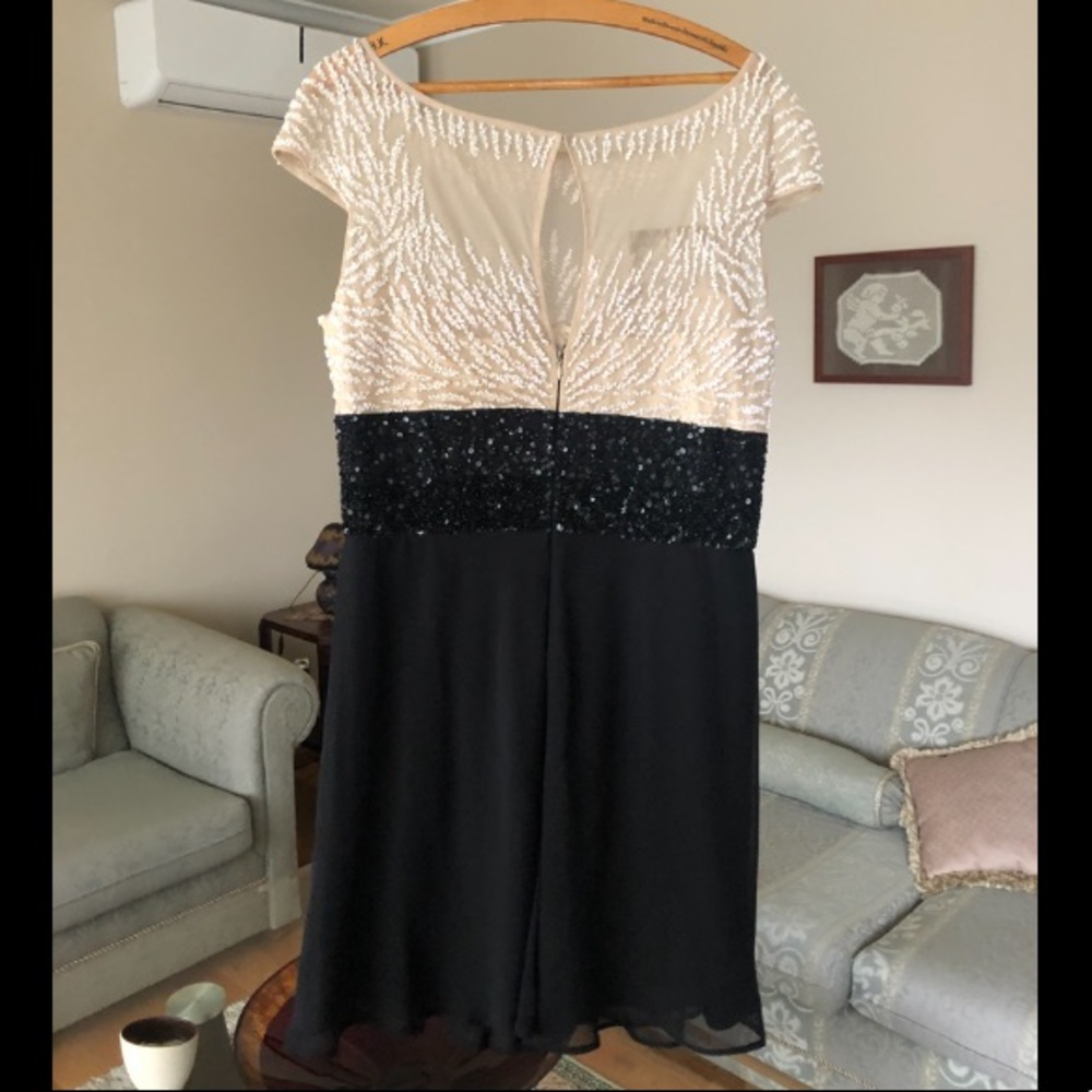 Women dress size 16 NEVER worn value 450$ - Picture 2 of 5